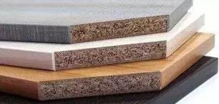 人造板與實(shí)木之爭 家具生產(chǎn)中的現(xiàn)代科技與傳統(tǒng)工藝